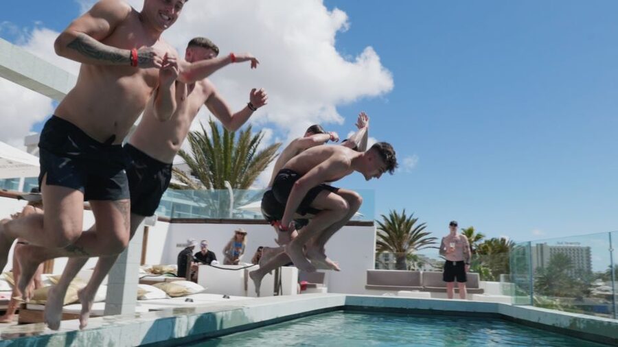 Costa Adeje: Tenerife Monkey Beach Club Utopia Pool Party - Timing: how the day flows and when it’s strongest