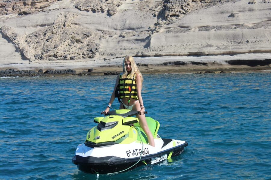 From Puerto Colon : 1 hour adrenaline JetSki tour - Guides, Languages, and How the Group Experience Runs