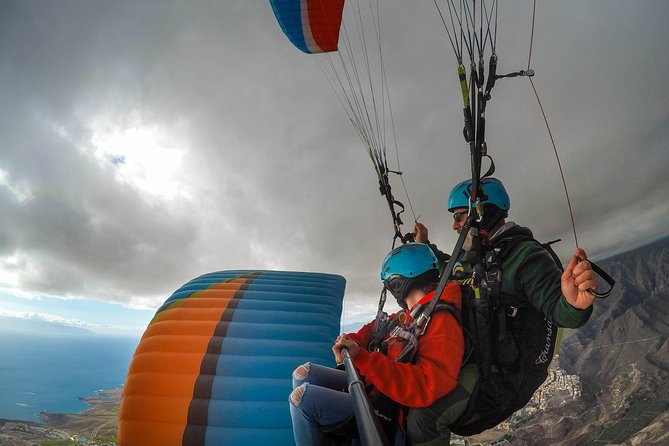 High Performance Paragliding Tandem Flight in Tenerife South - The flight experience: what it feels like above Barranco del Infierno and Roque del Conde