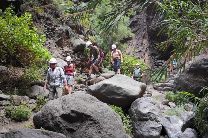 MASCA GORGE Trail: Guided Hike - The water taxi and Los Gigantes cliffs: the quick thrill at the end