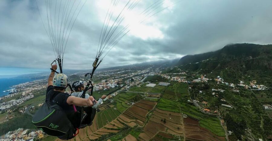 Paragliding in Puerto de la Cruz - Pilots, safety talk, and the smooth flight rhythm