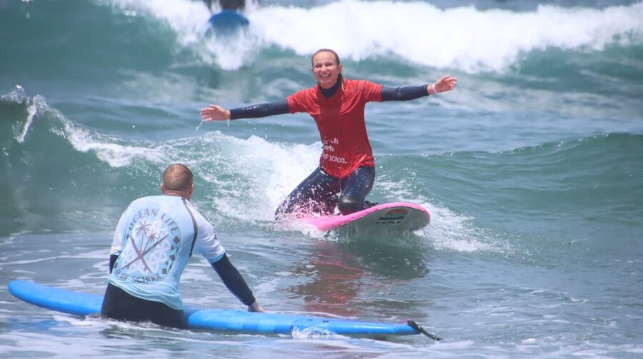 Playa de Las Americas: Surfing Group Lesson +13 Years old - Gear and facilities: included comfort that keeps you from dealing with logistics