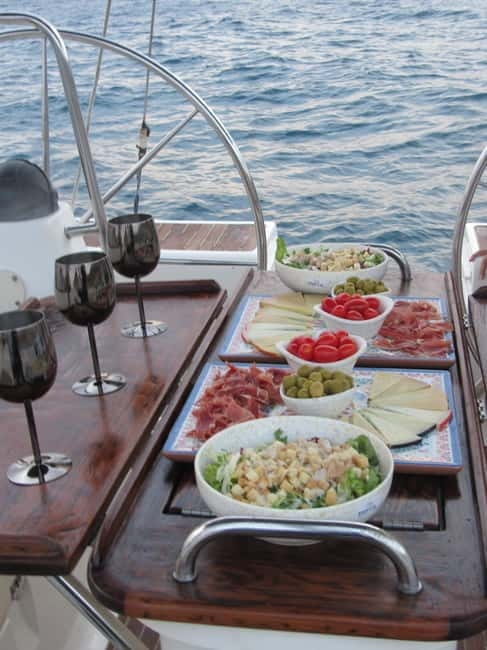 Private Whales & Dolphins Excursion: for you exclusively! - Unlimited drinks, food, and tapas that make the whole thing feel effortless