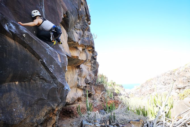 Rock climbing in natural space. - Language and Instruction: English-Friendly Coaching