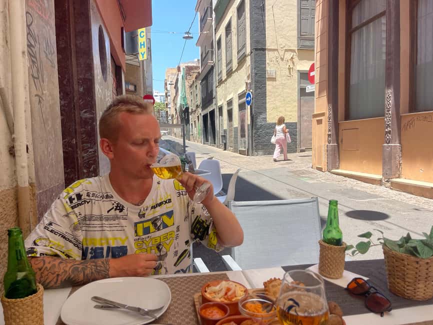 Santa Cruz guided bike tour 1,5 hour + Tapas - Meeting at Calle Dr. Allart: Bikes, Helmets, and Storage