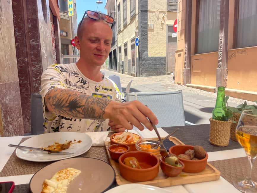Santa Cruz guided bike tour 1,5 hour + Tapas - Classic vs Electric Bikes in Santa Cruz: Flat, Helpful, and Easy to Learn