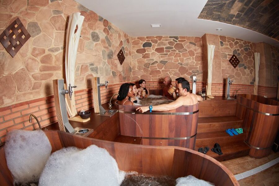 Tenerife: Beer Spa Experience with Tastings and Snacks - Beer Jacuzzi and cold beer tastings: what the hour is really like