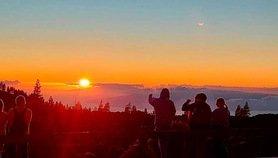 Tenerife: Sunset Night Tour and Stargazing at Teide + Dinner - Sunset photo stop inside the national park
