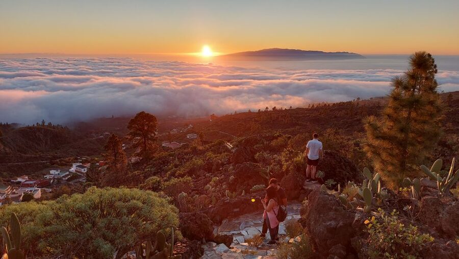Tenerife: Teide National Park Sunset & Stargazing Tour - Entering Teide National Park: The Guided Walk Through the Night Sky