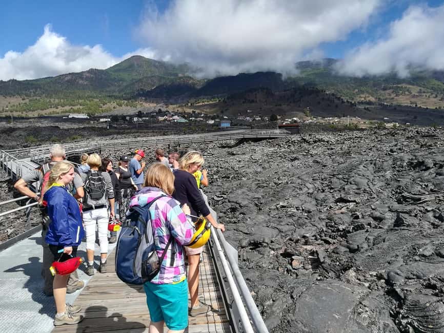 Volcanic caving Cueva de Las Palomas (ES-EN) LA PALMA - The 430 m lava-tube walkway: learning while you walk